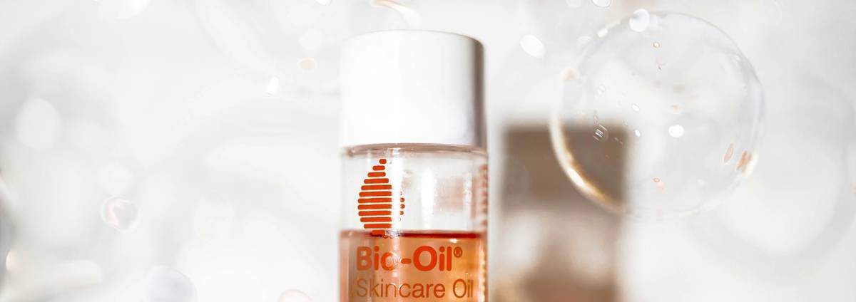 4-step flowchart: Exfoliate → Add pH-balanced bubbles → Soak 15 min → Apply occlusive within 3 min