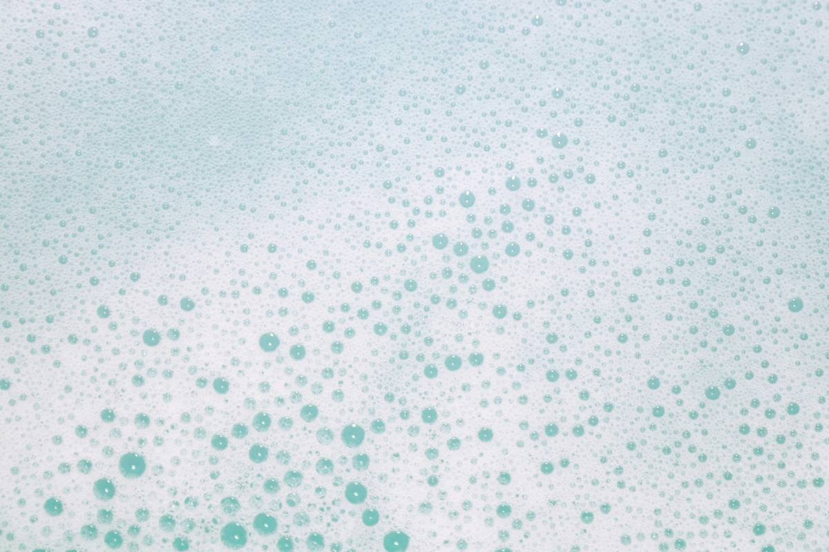 Infographic comparing harmful vs. skin-friendly bubble bath ingredients: SLS vs. glycerin, synthetic fragrances vs. essential oils
