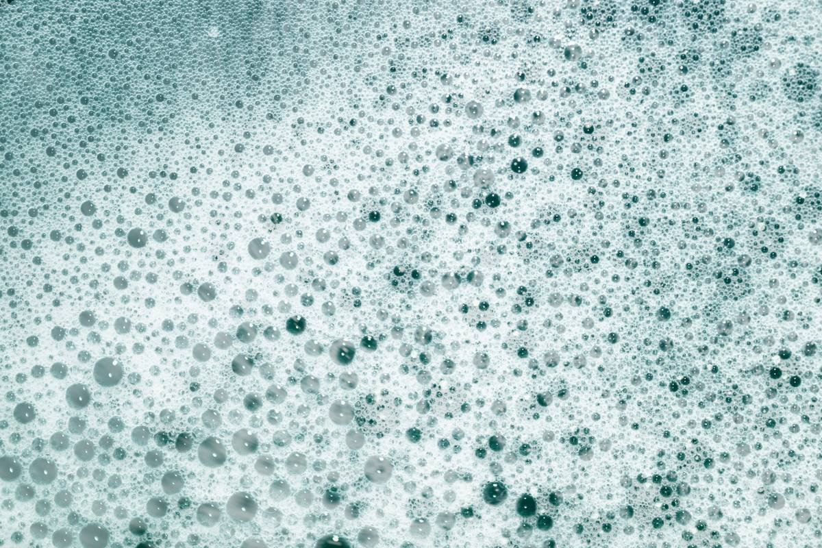 Bar chart comparing skin barrier disruption from common bubble bath surfactants: SLS causes 40% TEWL increase vs. mild glucosides at under 5%