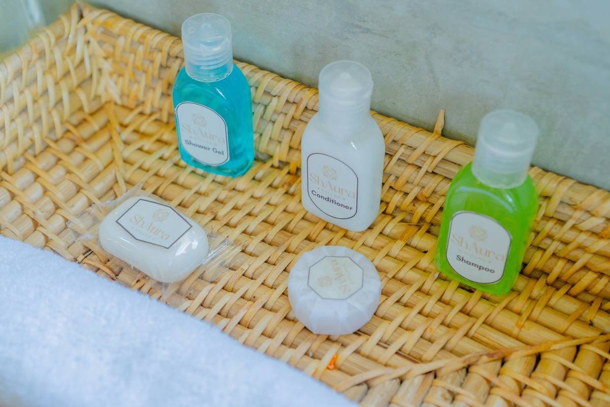 Infographic showing skin pH scale vs. common bubble bath pH levels. Healthy skin: pH 4.5–5.5. Most bubble baths: pH 7–10.